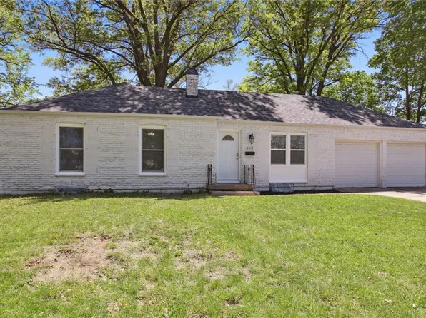 1011 W 1st St, Lees Summit, MO 64063