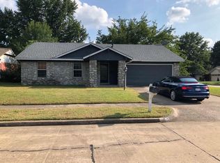 402 E 21st Ct, Owasso, OK 74055