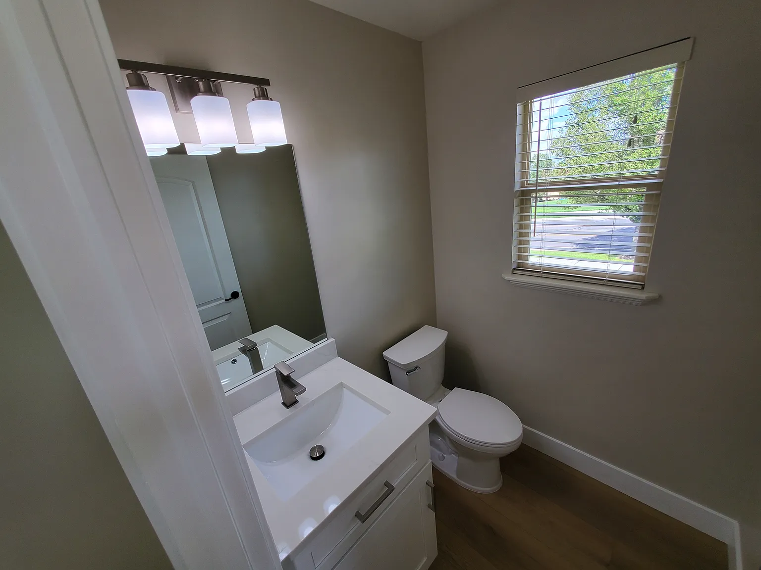 5 bed, 3.5 bath, 2700 sqft, $3,100 — Photo 2