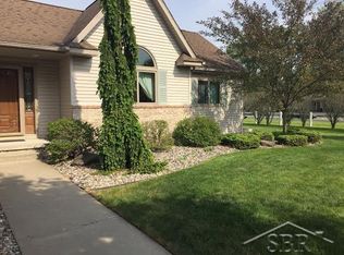 3020 Whispering Oak Dr, Saginaw, MI 48603