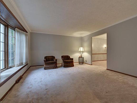 3rd image of 32568 Surrey Ln
