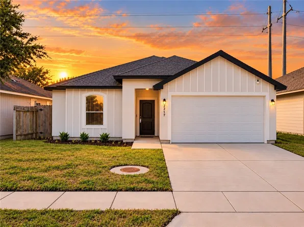 2717 Persimmon St, Corpus Christi, TX 78415