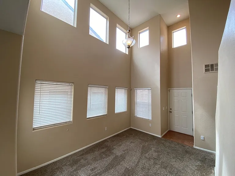 5680 Woods Crossing St — Photo 6