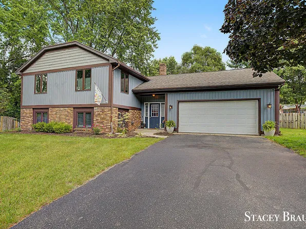 8264 Atlanta Ct NE, Rockford, MI 49341