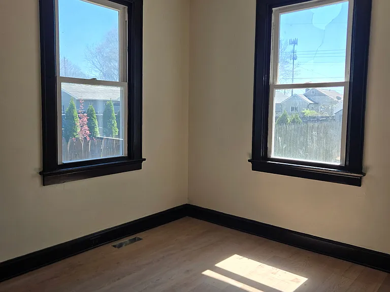 785 Thurman Ave — Photo 13