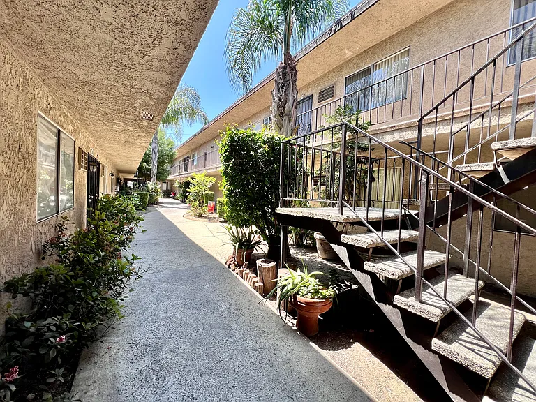 8720 Burnet Ave #21 — Photo 25