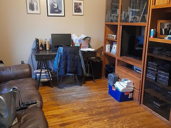 3rd image of 914 W 51st Pl
