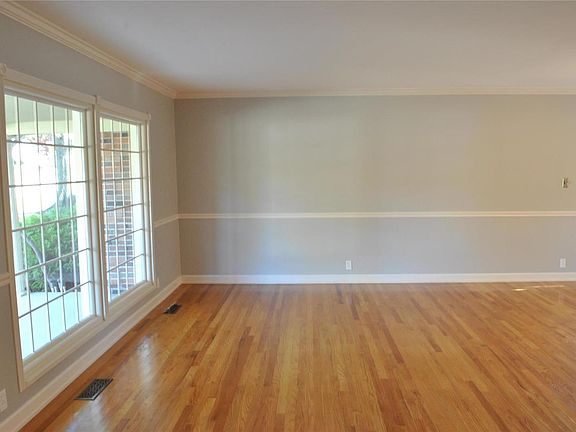 5th image of 504 Kenilworth Ln