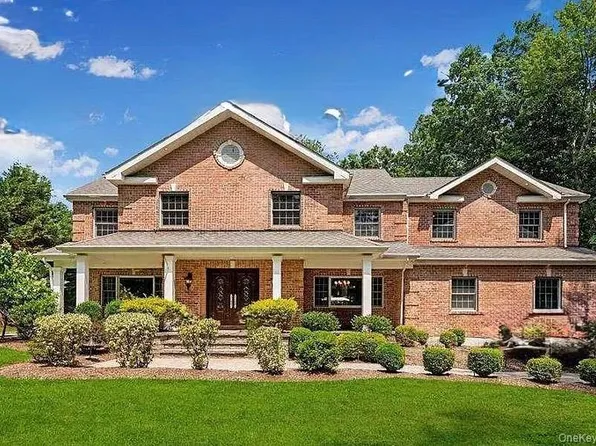 9 Arista Court, Dix Hills, NY 11746