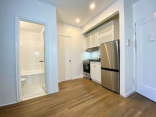 3rd image of 343 W 21st St APT 3A