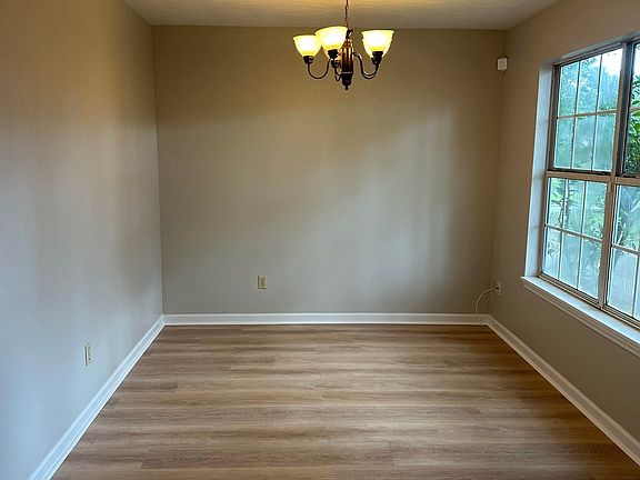 5th image of 2395 Claremont Ln