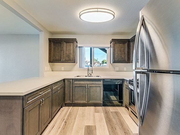 4th image of 535 Woodlawn Ave #13