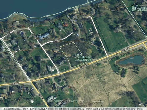 1258 County Road 3 Rd, Prince Edward County, ON K8N 4Z1