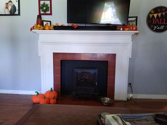 5th image of 1609 Crestwood Dr
