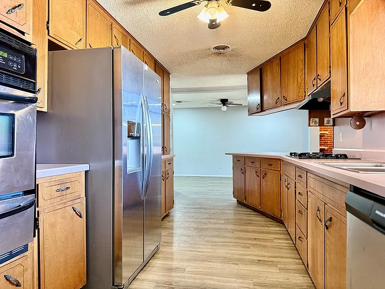 112 S Eisenhower Dr — Photo 3