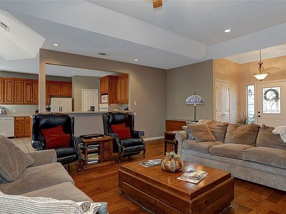 5th image of 1123 Kiowa Dr E