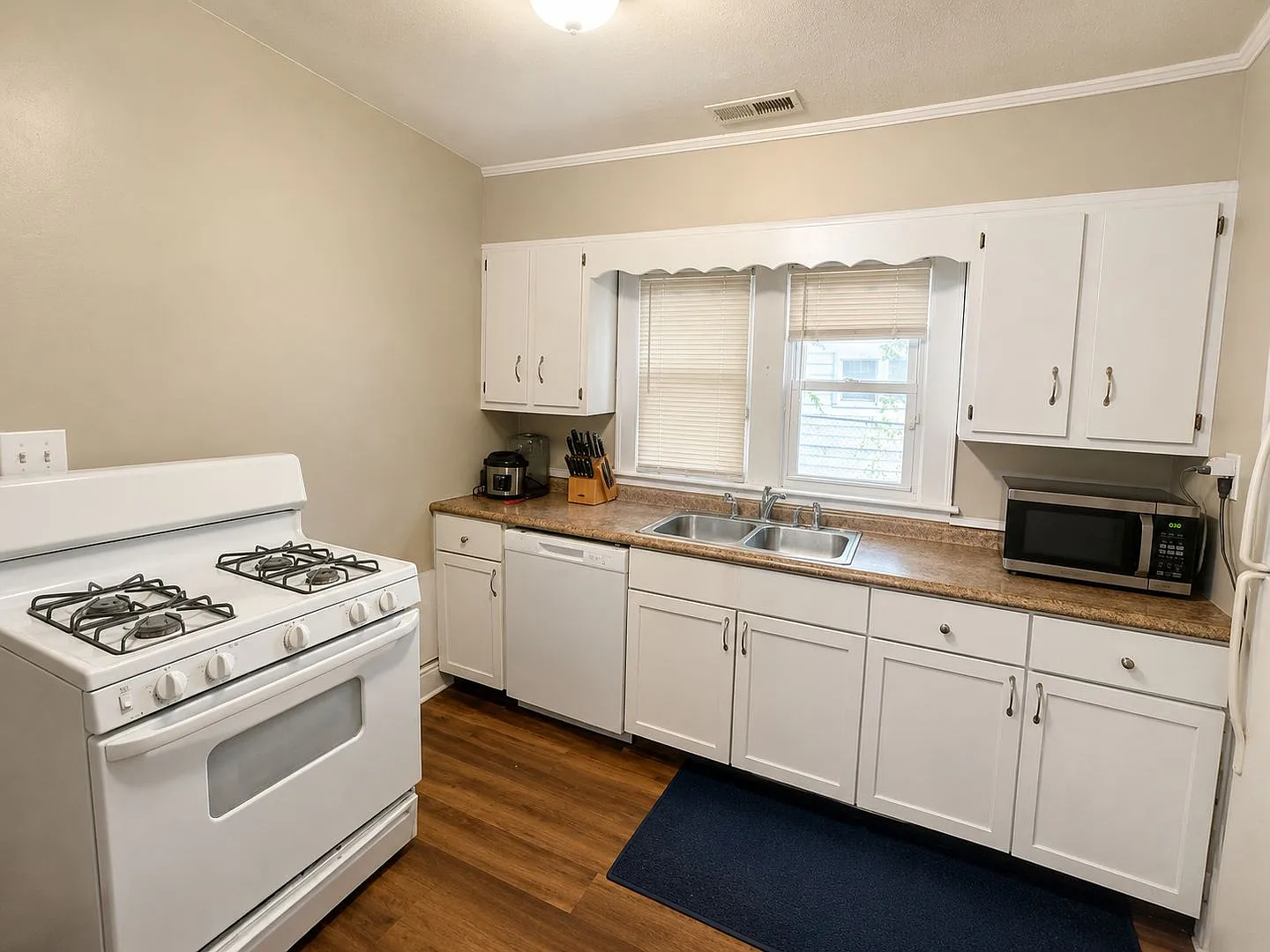 643 Golfview Drive | 4 Bed 2 Bath Campus Rental — Photo 3