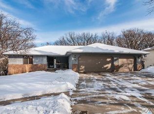 826 N Columbia Cir, Sioux Falls, SD 57103