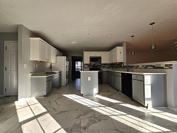 3rd image of 875 Roxfield Ct