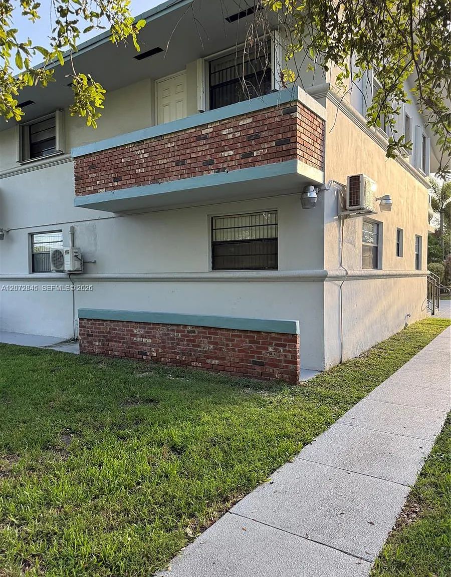 Ludlam Gardens Condo — Photo 1