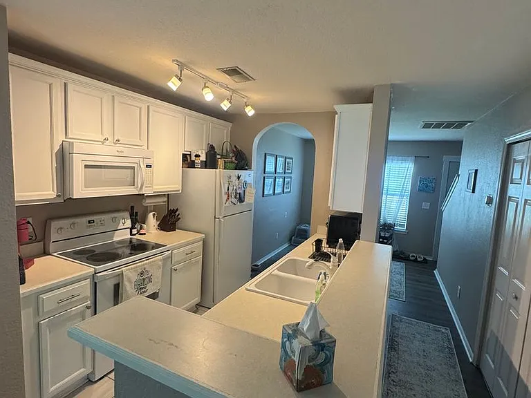 193 University Pkwy — Photo 9