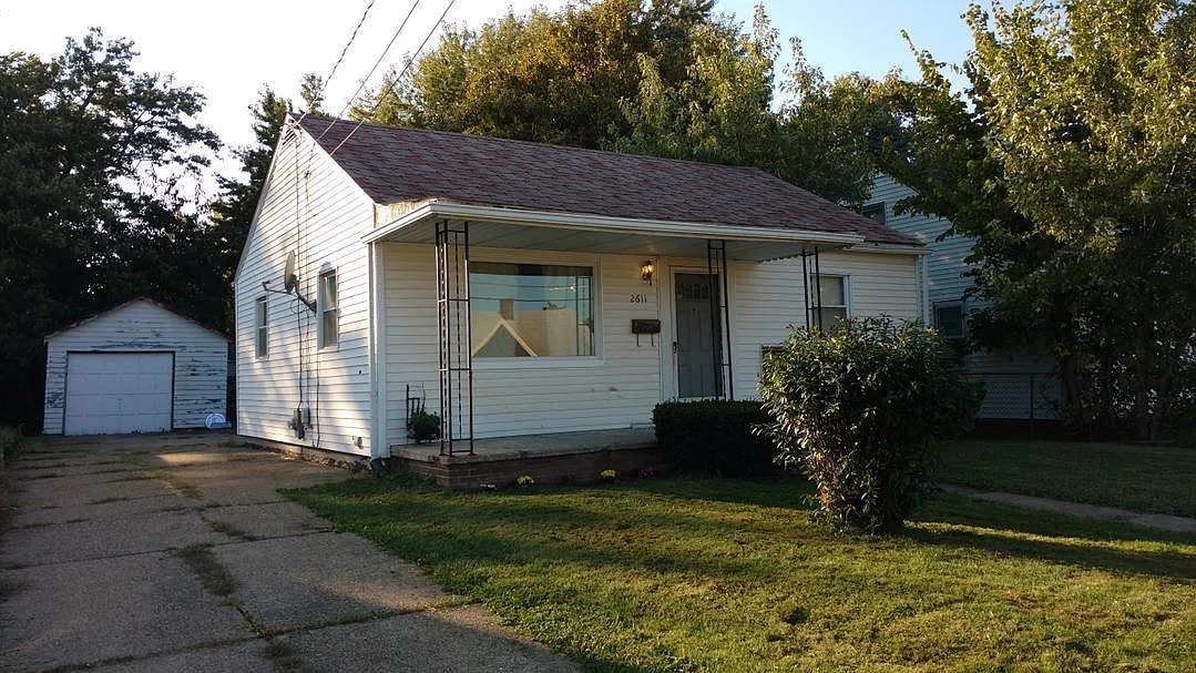 2611 Avalon Ave NE photo 1