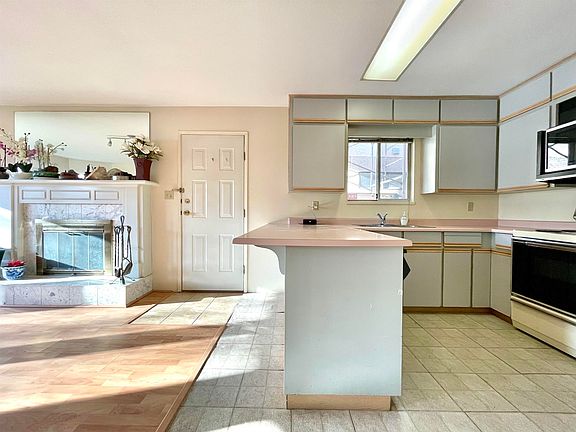 5th image of 937 W 18th Ave
