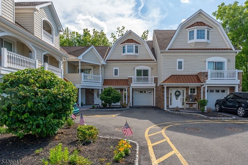 1st image of 19 Riverbend Ct