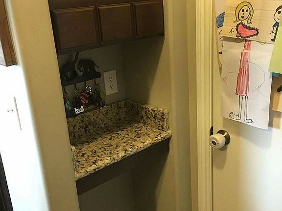 3rd image of 994 Kentucky Cir