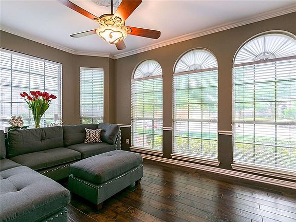 3rd image of 1060 Courtney Cir