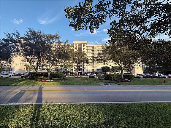 3rd image of 3250 N Palm Aire Dr APT 508