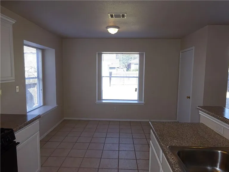 1016 Doras Dr — Photo 5