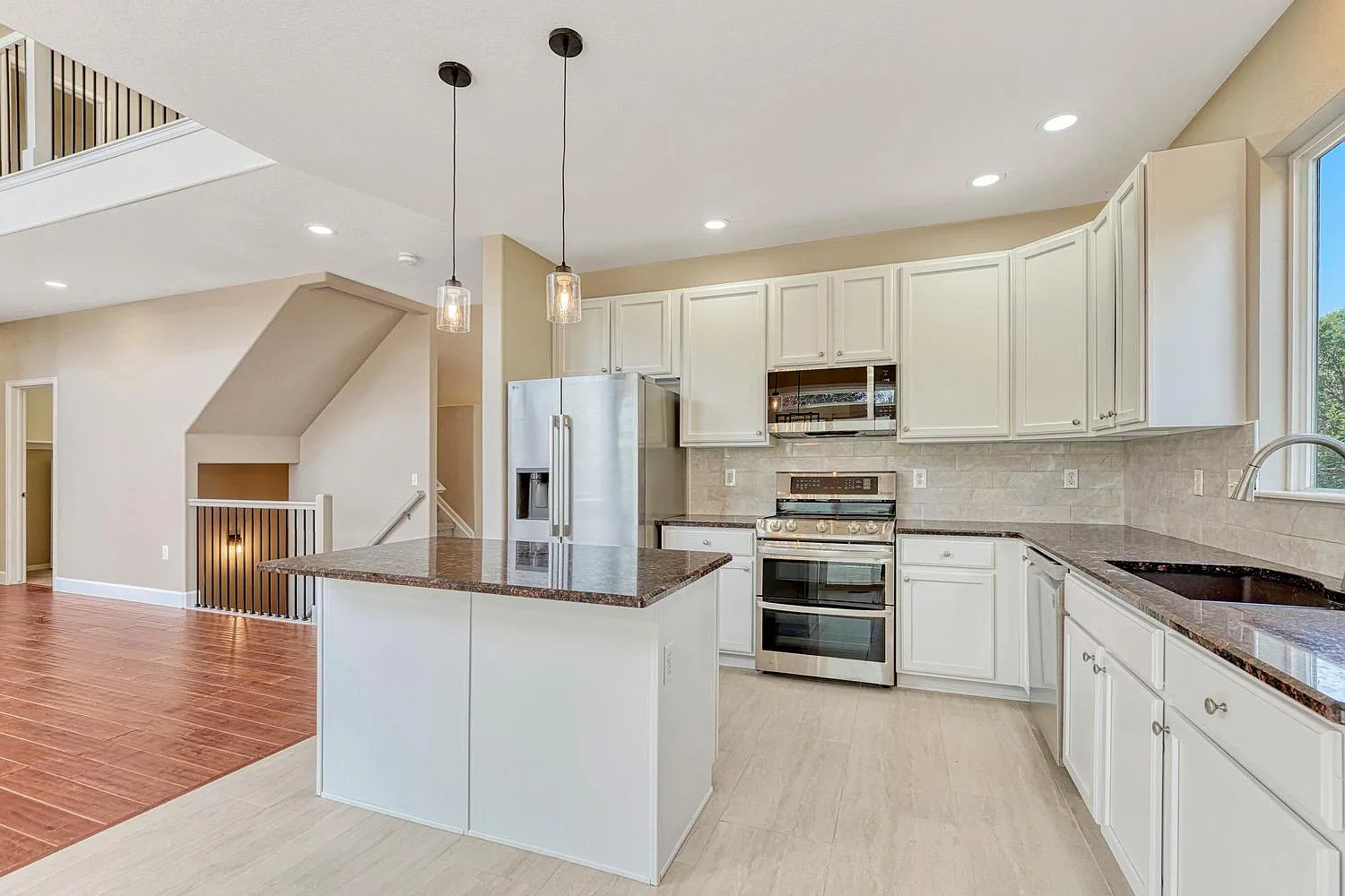 4 bed, 3357 sqft, $4,000 — Photo 2