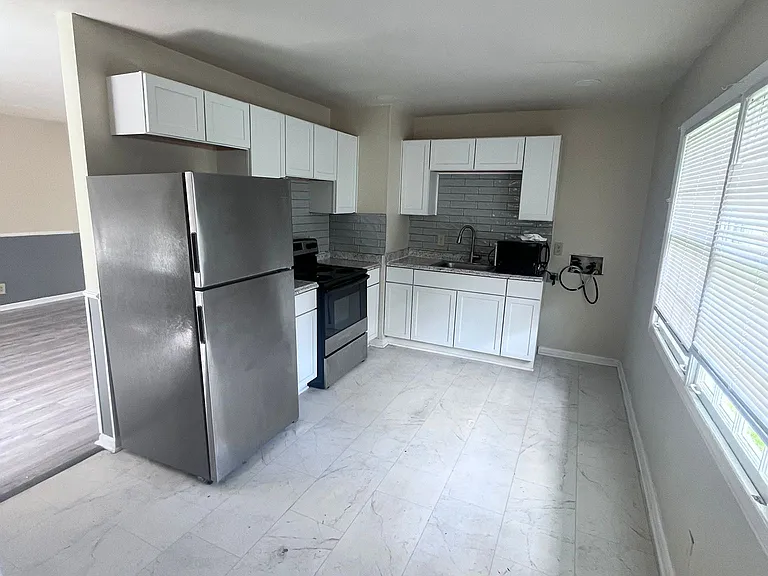 1172 Washington St — Photo 4