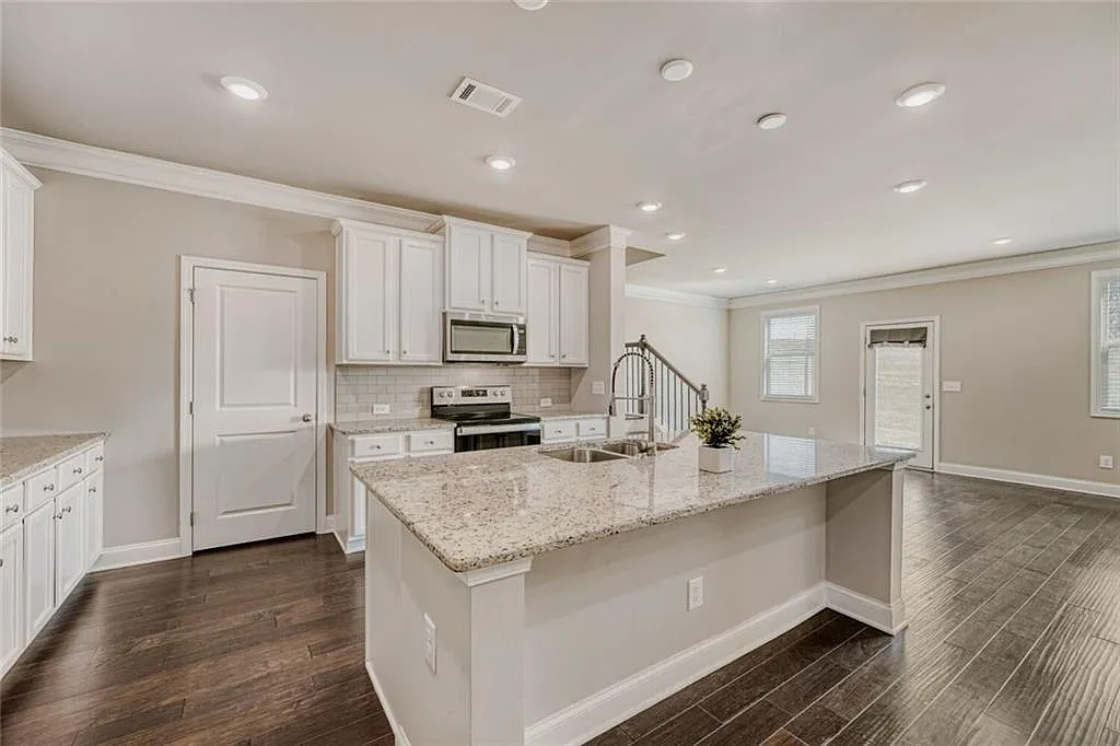 3 bed, 2.5 bath, 2102 sqft, $2,300 — Photo 3