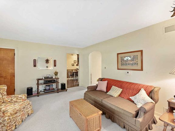 4th image of 293 Catalpa Ave