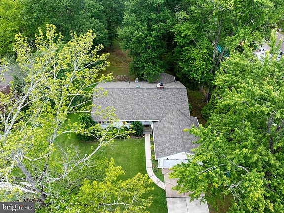 4th image of 223 Dickens Ct