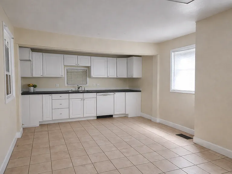 2707 N College Ave — Photo 10