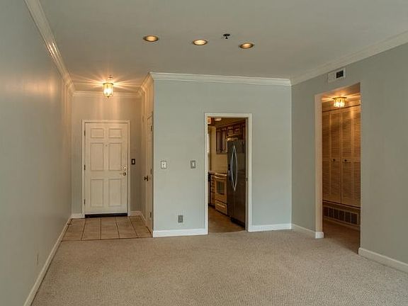 Foyer w/coat closet