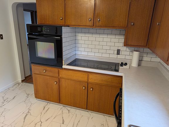 Kitchen oven and cooktop stove