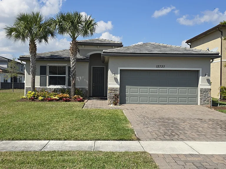 12737 NW Milestone Pl — Photo 2