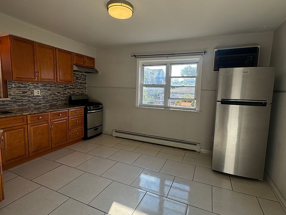 1st image of 450 Paxton St Floor 1