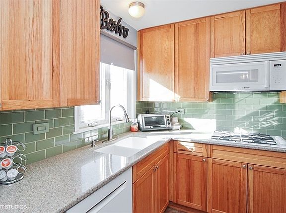 4th image of 1718 Broadway St