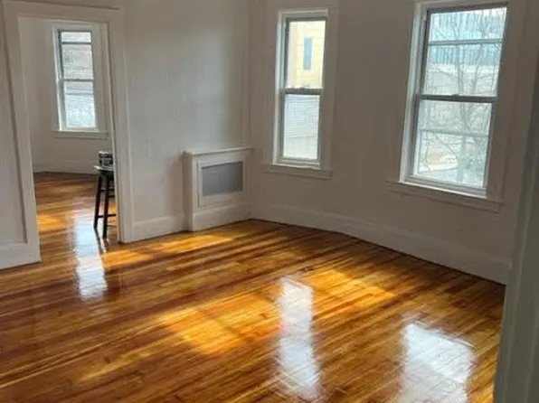 38 Plymouth St, Lowell, MA 01854