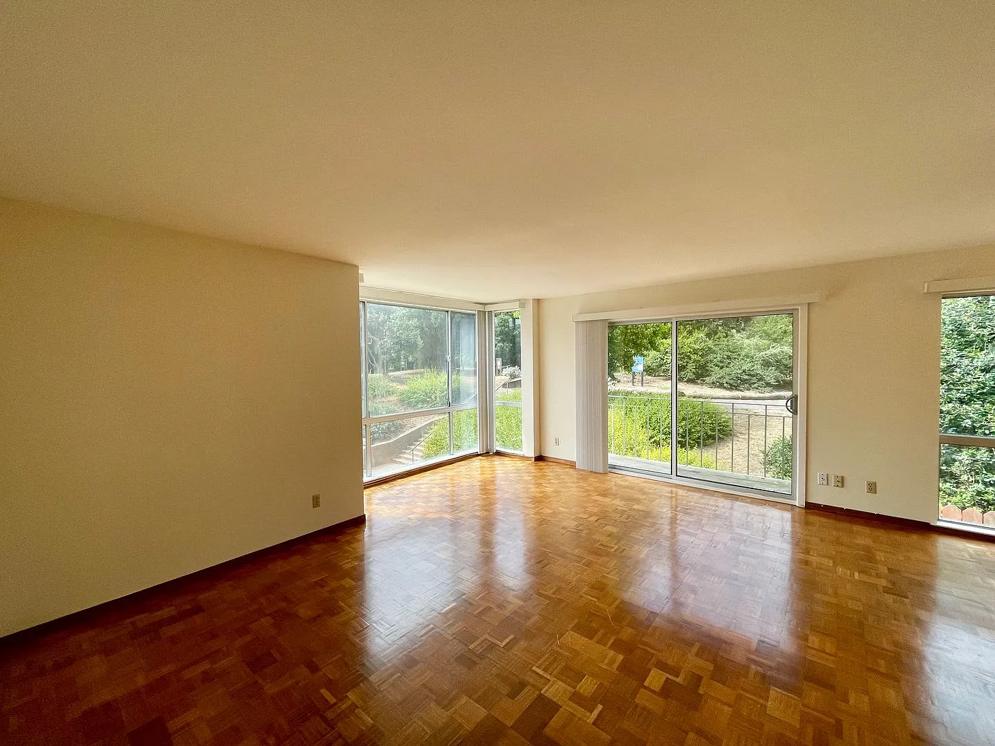 650 Lake Street - 2Bed/2Bath with Parking Available! — Photo 4