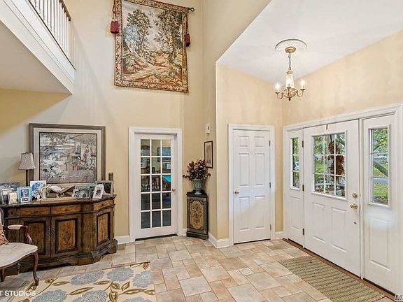 3rd image of 24 Teaneck Dr