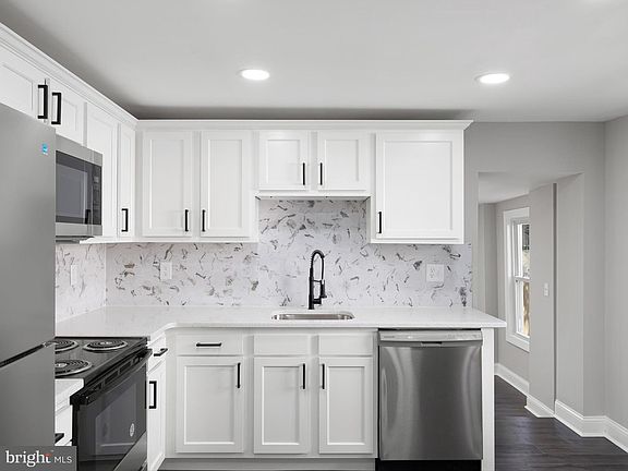 5th image of 618 W 7th St