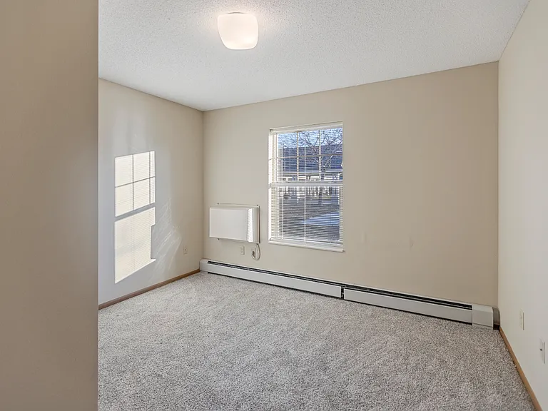 Kenyon Garden Apartments — Photo 35