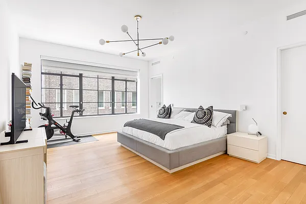 Rented by SERHANT. | media 4