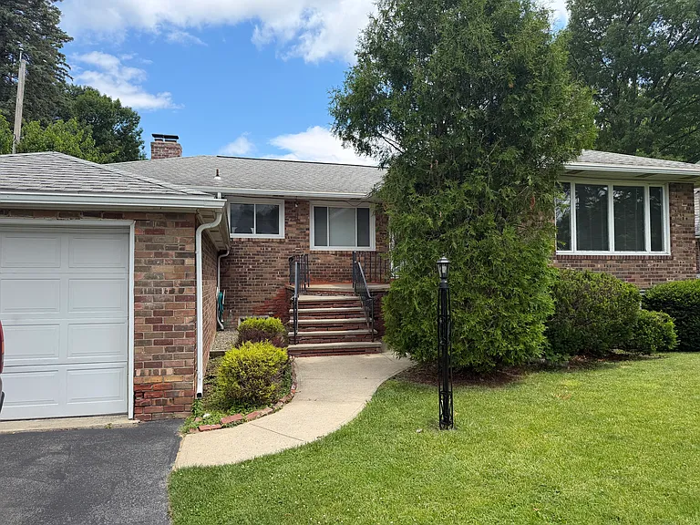 449 Hackett Blvd — Photo 1